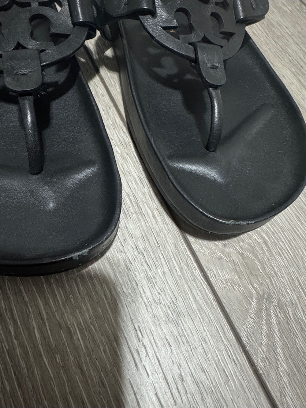 Tory Burch Black Logo Leather Thong Sandals - Picture 5 of 7